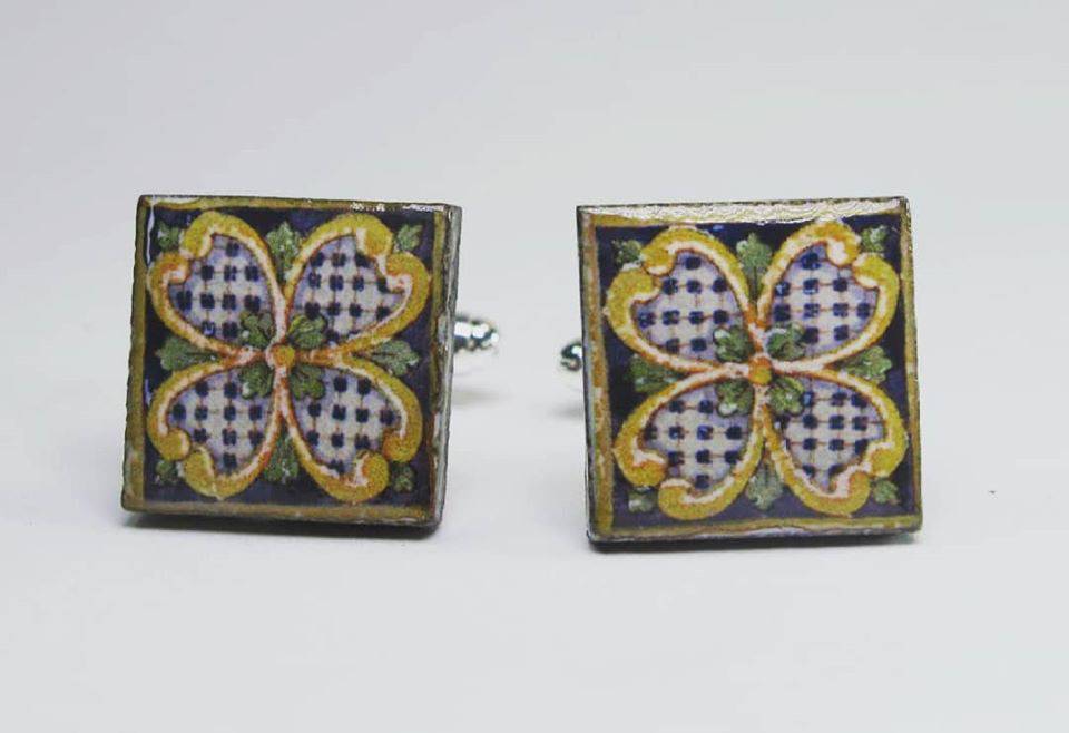Square cufflinks with enamelled lava lapilli (quatrefoil design)