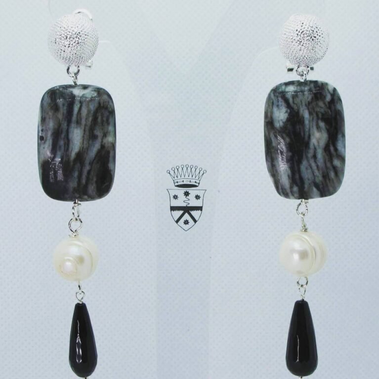 Earrings with onyx and pearls