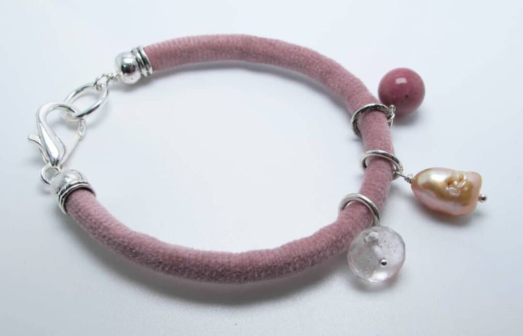 Pink velvet bracelet with baroque pearl, rhodonite ad quartz