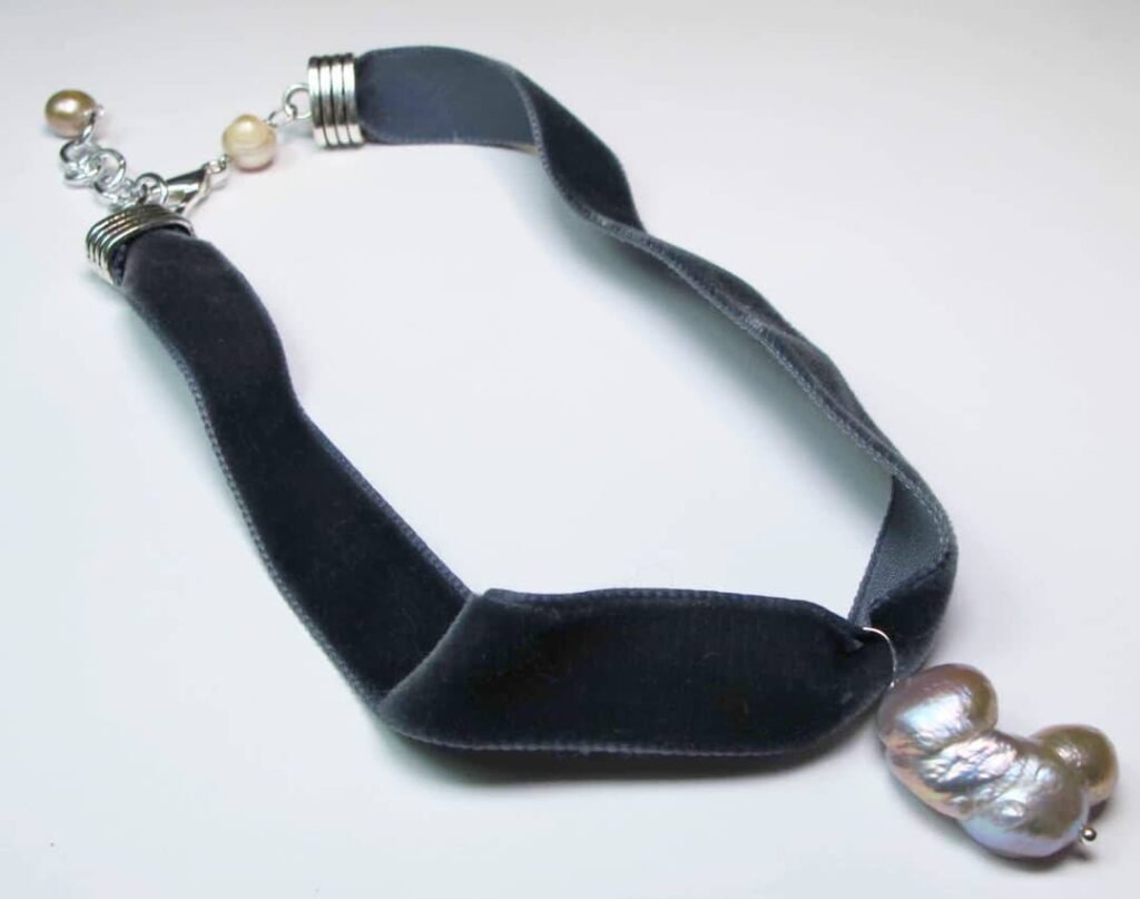 Grey velvet chocker with keshi pearl