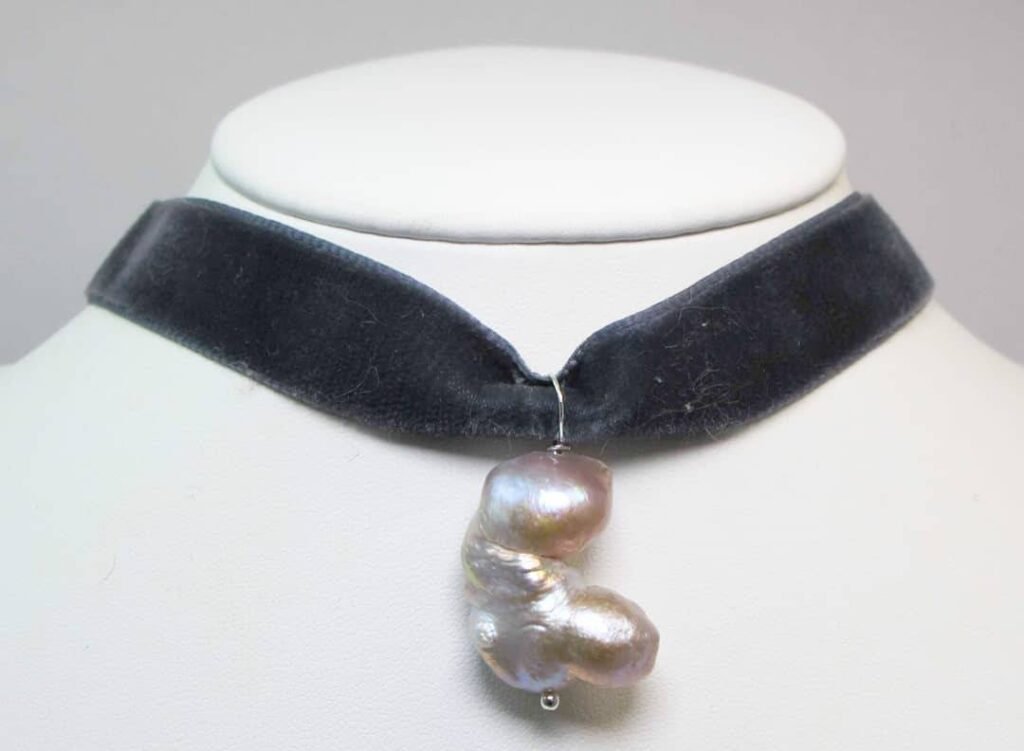 Grey velvet chocker with keshi pearl