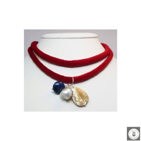 Collana in velluto rosso con lapislazzulo, madreperla Tahiti e perla barocca
