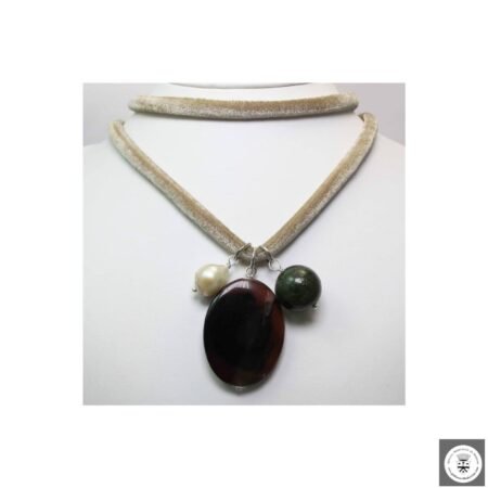 Collana in velluto con perla barocca, corniola e giada Africana