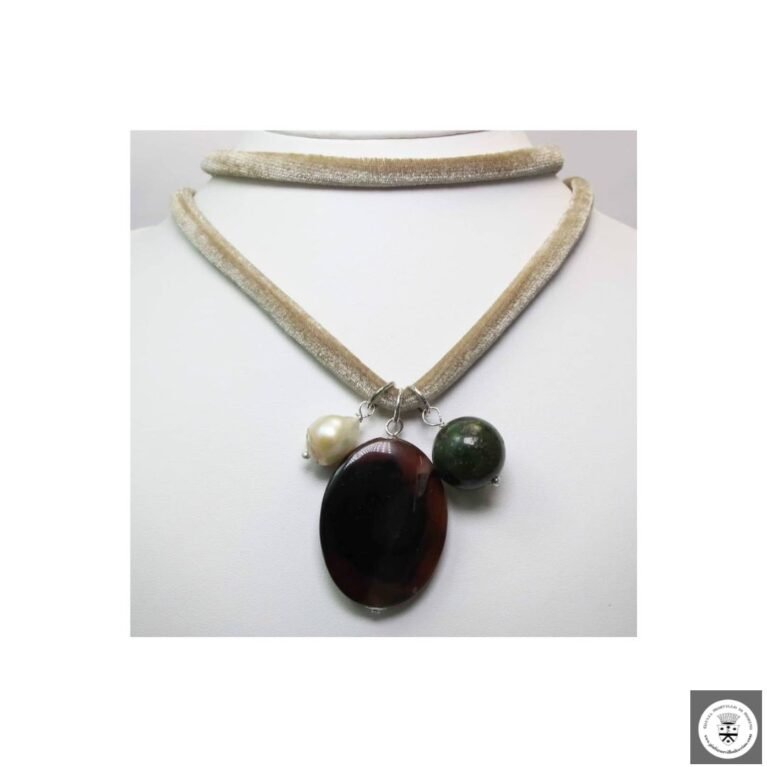 Collana in velluto con perla barocca, corniola e giada Africana