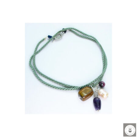 Collana in seta verde salvia con occhio di tigre, ametista, quarzo grigio, perla barocca e rubyzoisite