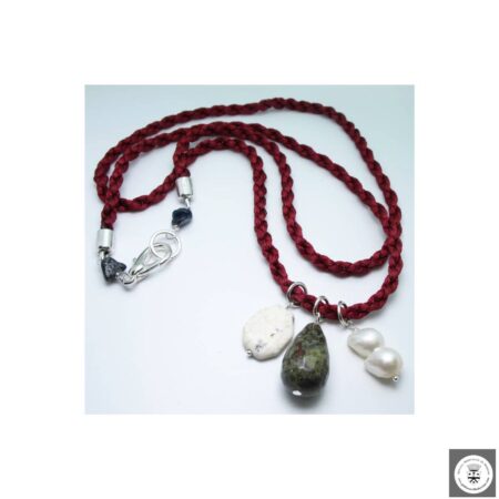 Collana in seta rossa con diaspro bianco, serpentino e perla barocca