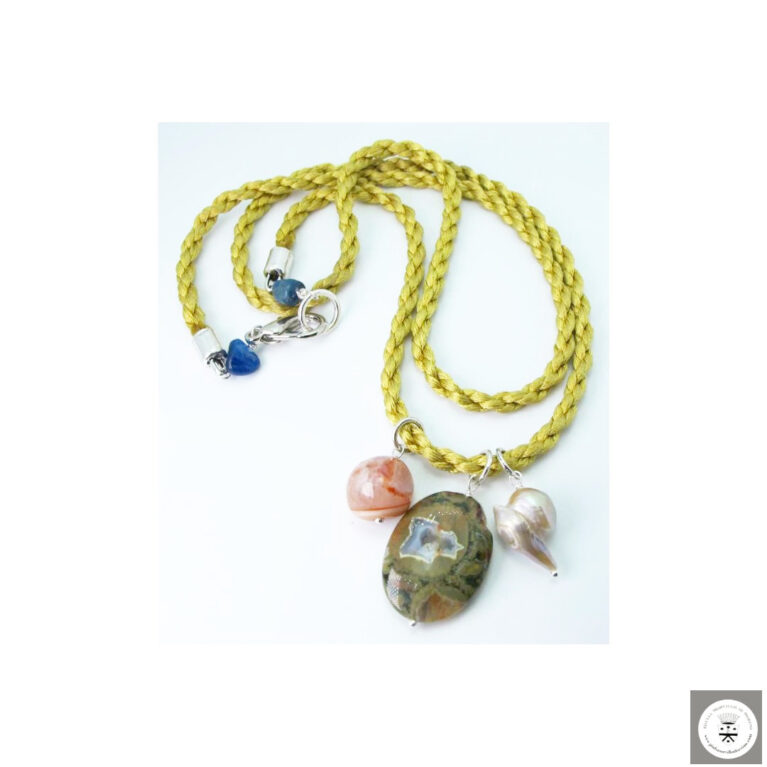 Collana in seta giallo oro con agata, rhyolite e perla barocca