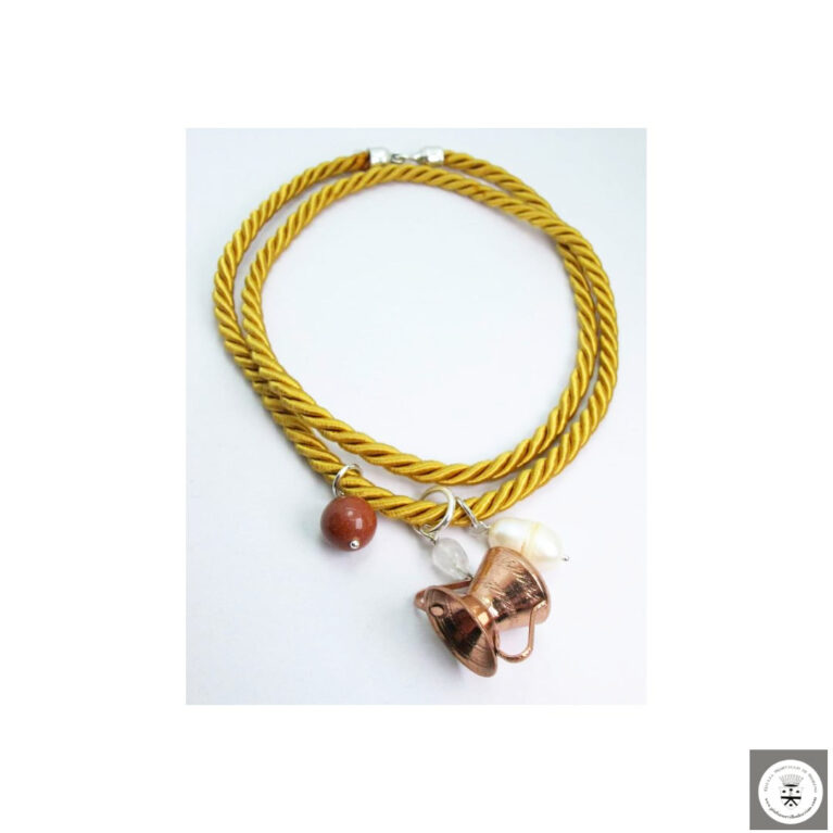 Collana in seta giallo oro con perla barocca, quarzo grigio, conca di rame e diaspro rosso