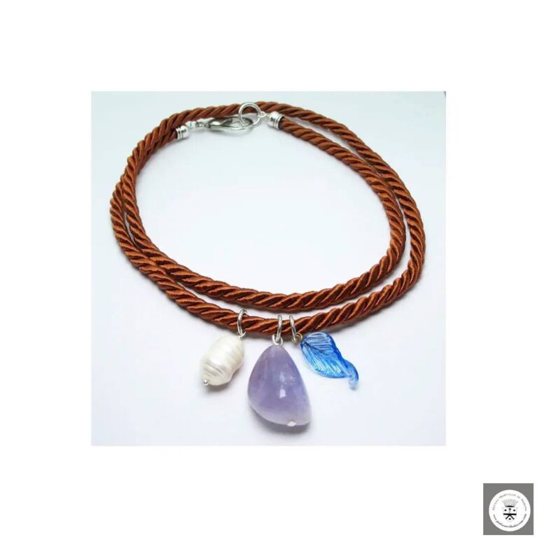 Collana in seta arancione scuro con perla barocca, ametista e foglia di vetro svedese