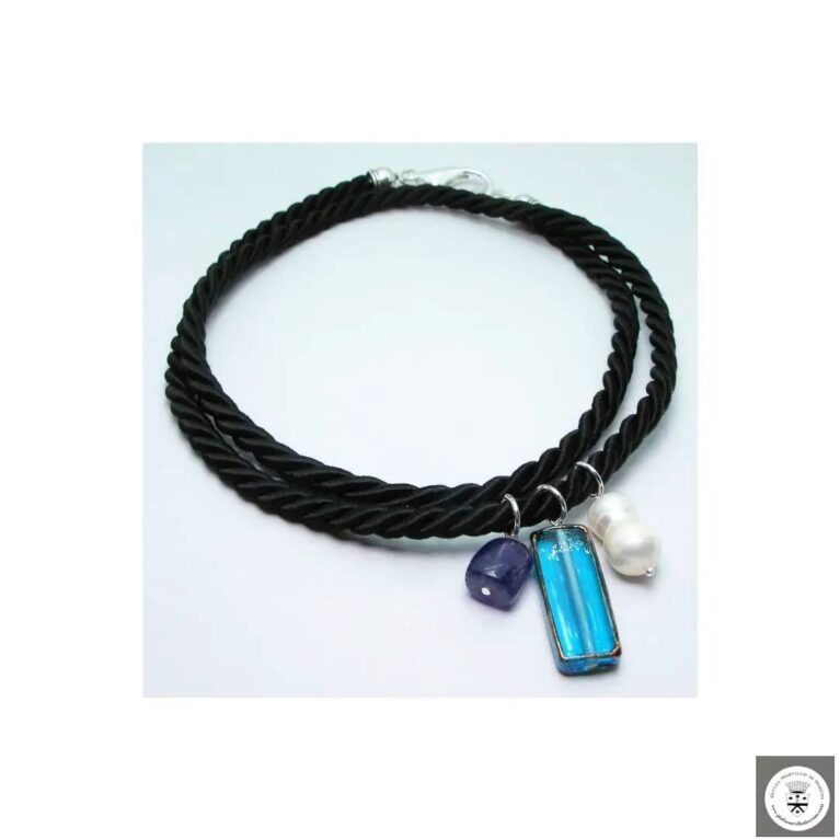 Collana in seta nera con perla barocca, vetro e ametista