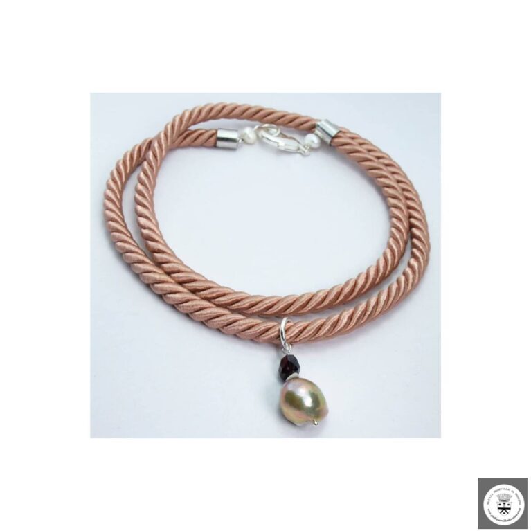 Collana in seta rosa con grande perla barocca e granato