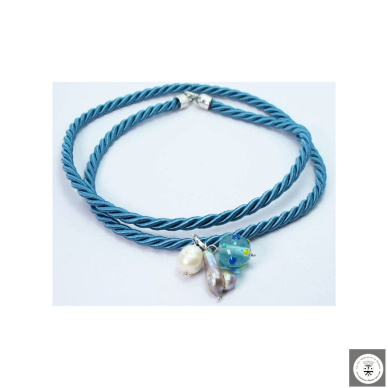 Collana in seta blu avion con perle barocche e vetro di Murano