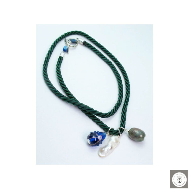 Collana in seta verde con diaspro, perle barocche e vetro di Murano