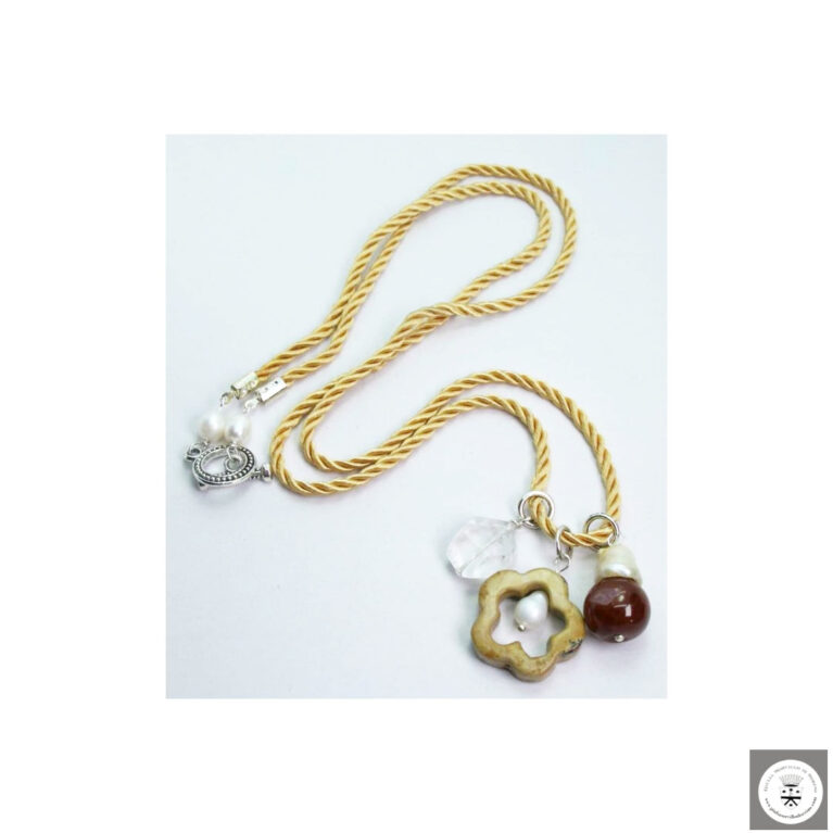 Collana in seta color champagne con diaspro, perle di fiume barocche, cristallo di rocca e corniola