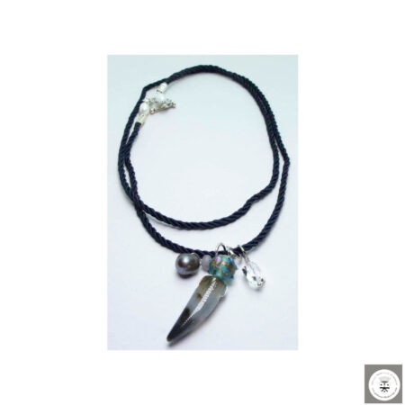 Collana in seta blu con agata, perla peacock, cristallo Swarovski, fluorite e vetro di Murano