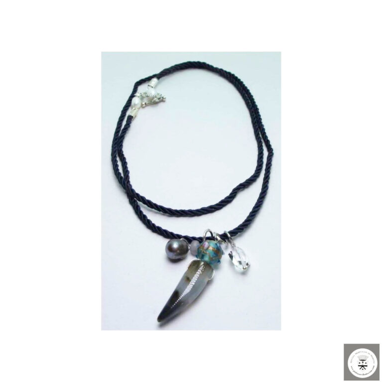 Collana in seta blu con agata, perla peacock, cristallo Swarovski, fluorite e vetro di Murano