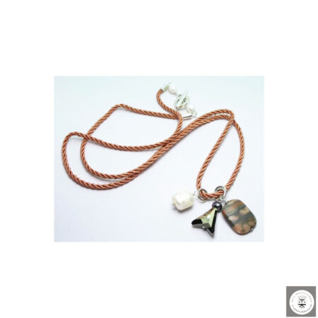 Collana in seta rosa con perla barocca, diaspro, perla peacock e cristallo Swarovski