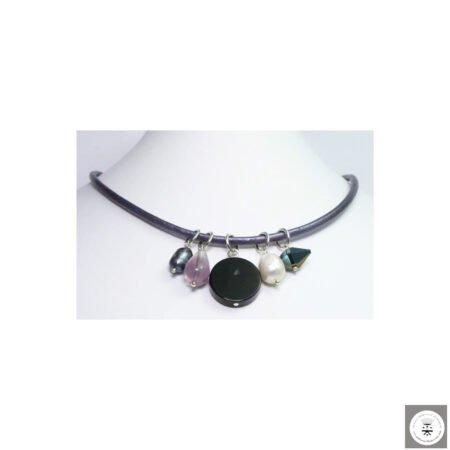 Collana in pelle viola con fluorite, onice, cristallo Swarovski, perle barocche grigie e bianche