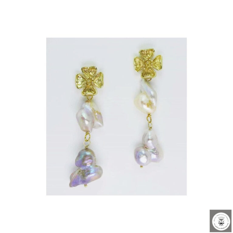 Orecchini con fiore dorato e perle barocche