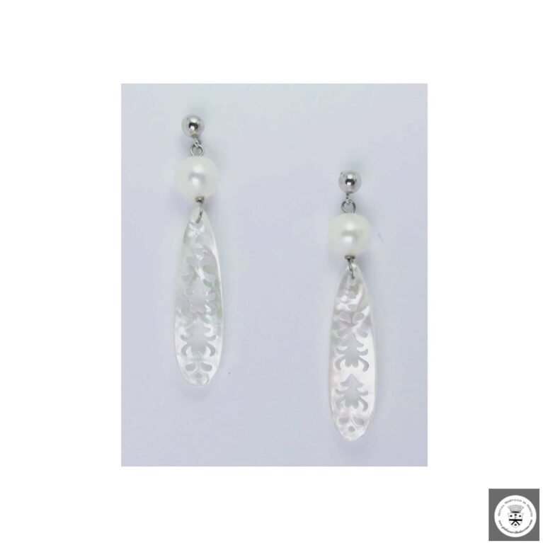 Orecchini in argento con perle e lunga goccia di madreperla incisa