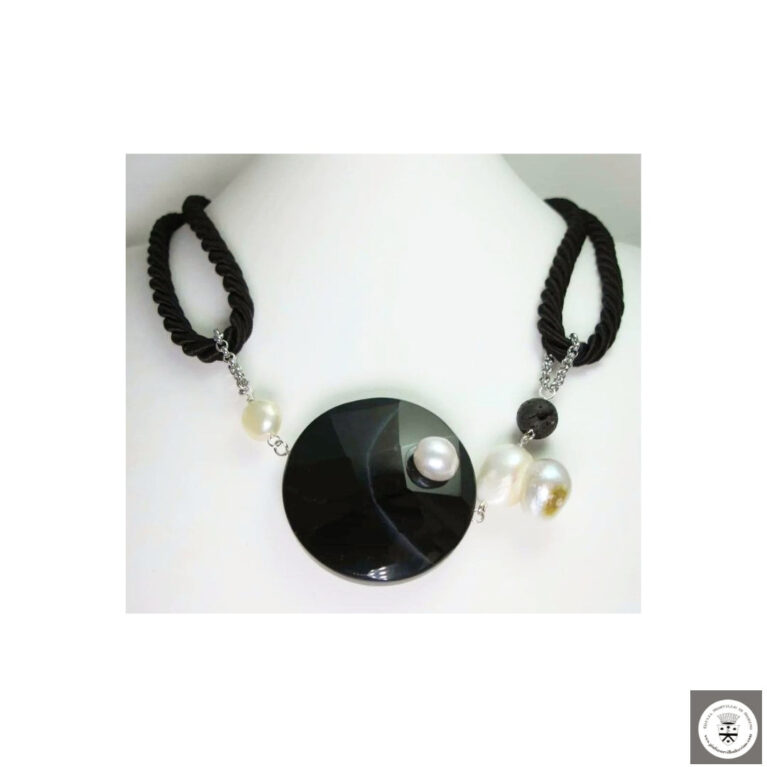 Collana in seta nera con onice, perle di fiume barocche e pietra lavica