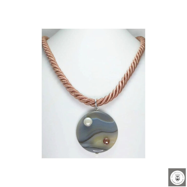 Collana in seta rosa con agata grigia, tormalina rosa e perla di fiume barocca