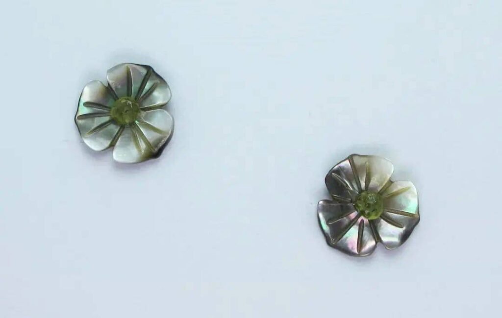 Flower earrings with black carved Tahiti mother of pearl and peridot