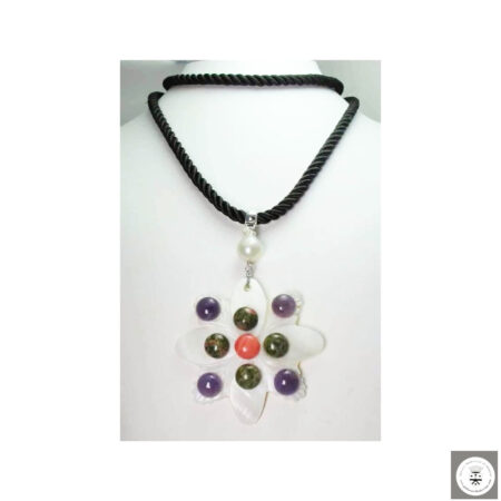 Collana in seta nera con madreperla, ametista, rhodocrosite, unakite cabochon e perle di fiume