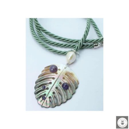 Collana in seta verde con foglia in madreperla Tahiti incisa, ametiste e perla barocca