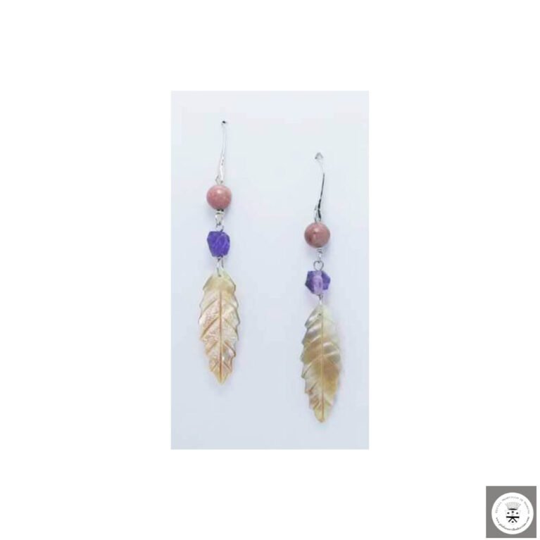 Orecchini in ottone rodiato con madreperla incisa, ametista e rhodonite
