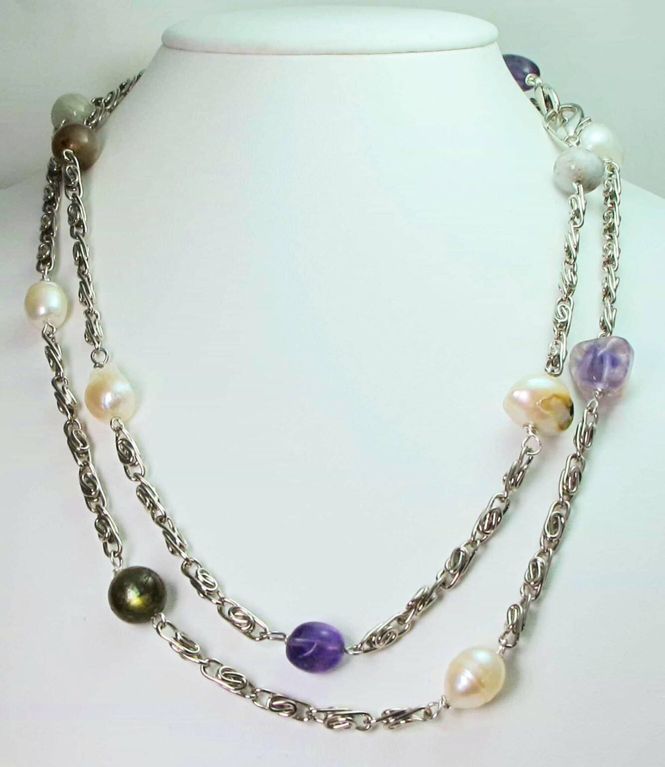Clutch in purple satin and chain necklace with freshwater pearls, labradorite, aquamarine and amethyst