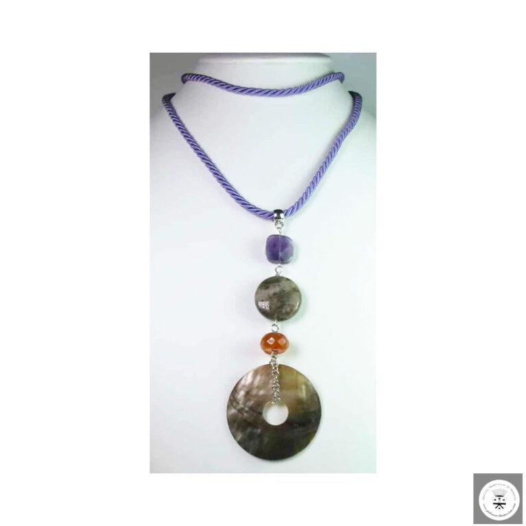 Collana in seta lilla con madreperla di Tahiti, corniola, labradorite marrone e ametista