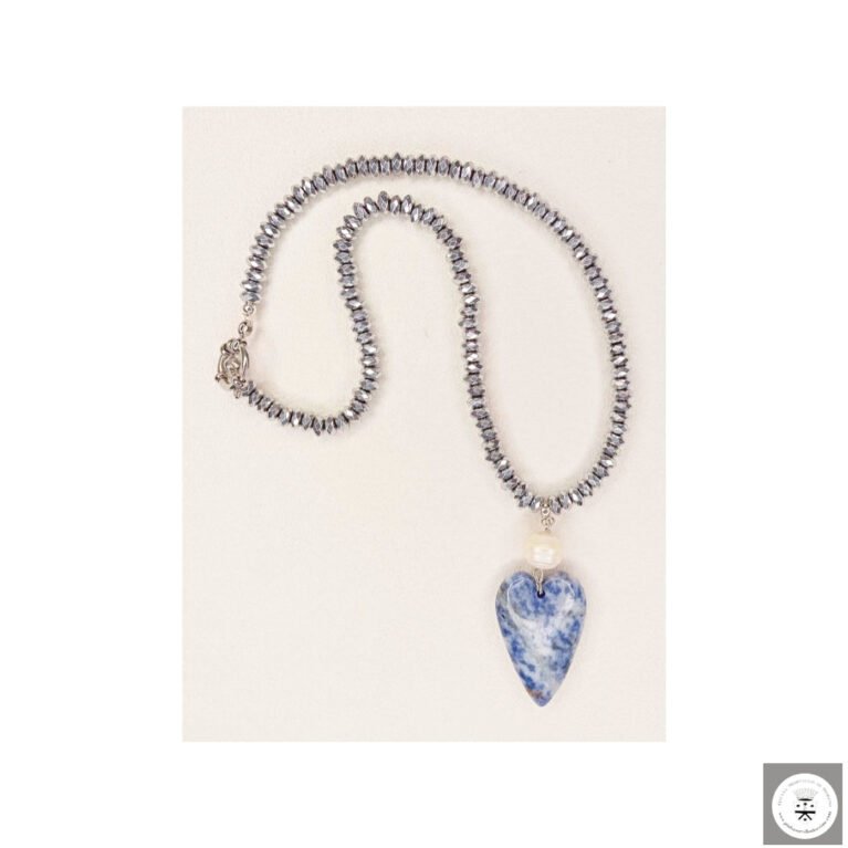 Collana con ematite, cuore in sodallite e perla di fiume