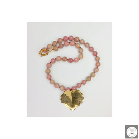 Collana con rhodocrosite, rhodolite granato e foglia in ottone di Avventura di Latta