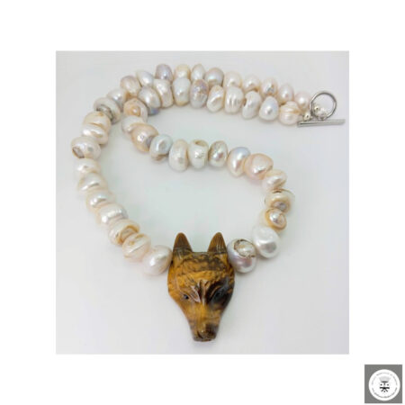 Collana girocollo con perle di fiume barocche e lupo in occhio di tigre