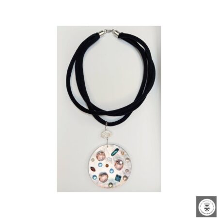 Collana multifilo di velluto con ciondolo di madreperla e cristalli Swarovski e perla keshi