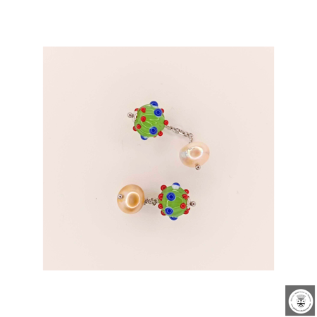 Gemelli con murrine veneziane e perle di fiume barocche