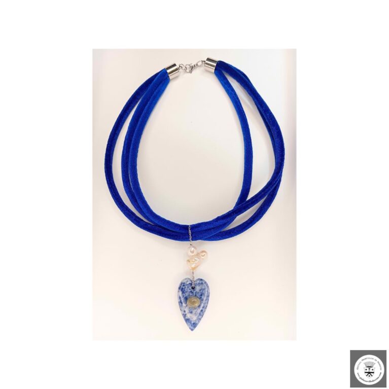 Collana in velluto blue elettrico con cuore in sodalite con labradorite cabochon e perla keshi