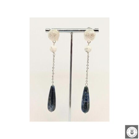 Orecchini lunghi con sodalite e howlite