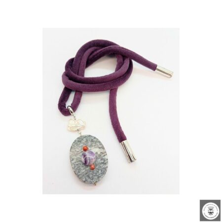 Collana in velluto viola con diaspro grigio, ametista e diaspro rosso cabochon e perla keshi.