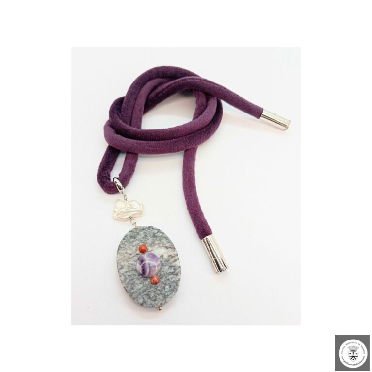 Collana in velluto viola con diaspro grigio, ametista e diaspro rosso cabochon e perla keshi.