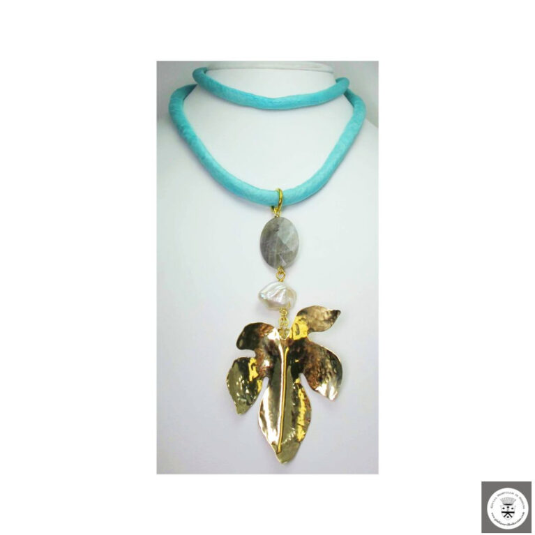 Collana lunga in seta pura di Jaipur color acquamarina con perla keshi, labradorite e foglia in ottone di Avventura di Latta - Officina Sociale