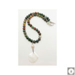 Collana con giada verde indiana e conchiglia di madreperla incisa