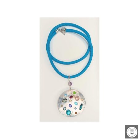 Collana in seta di Jaipur turchese con ciondolo di madreperla, cristalli Swarovski e fluorite